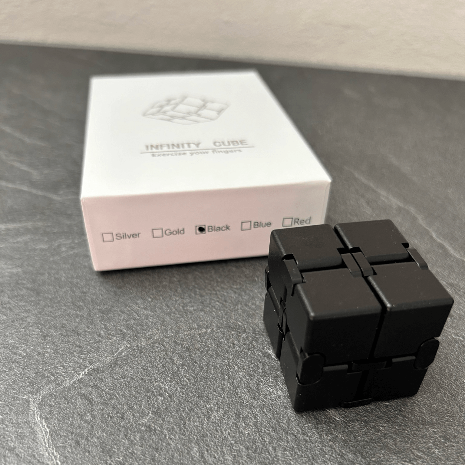 Metal Infinity Cube Black - Stilfuld Fidget Cube vist som samlet model