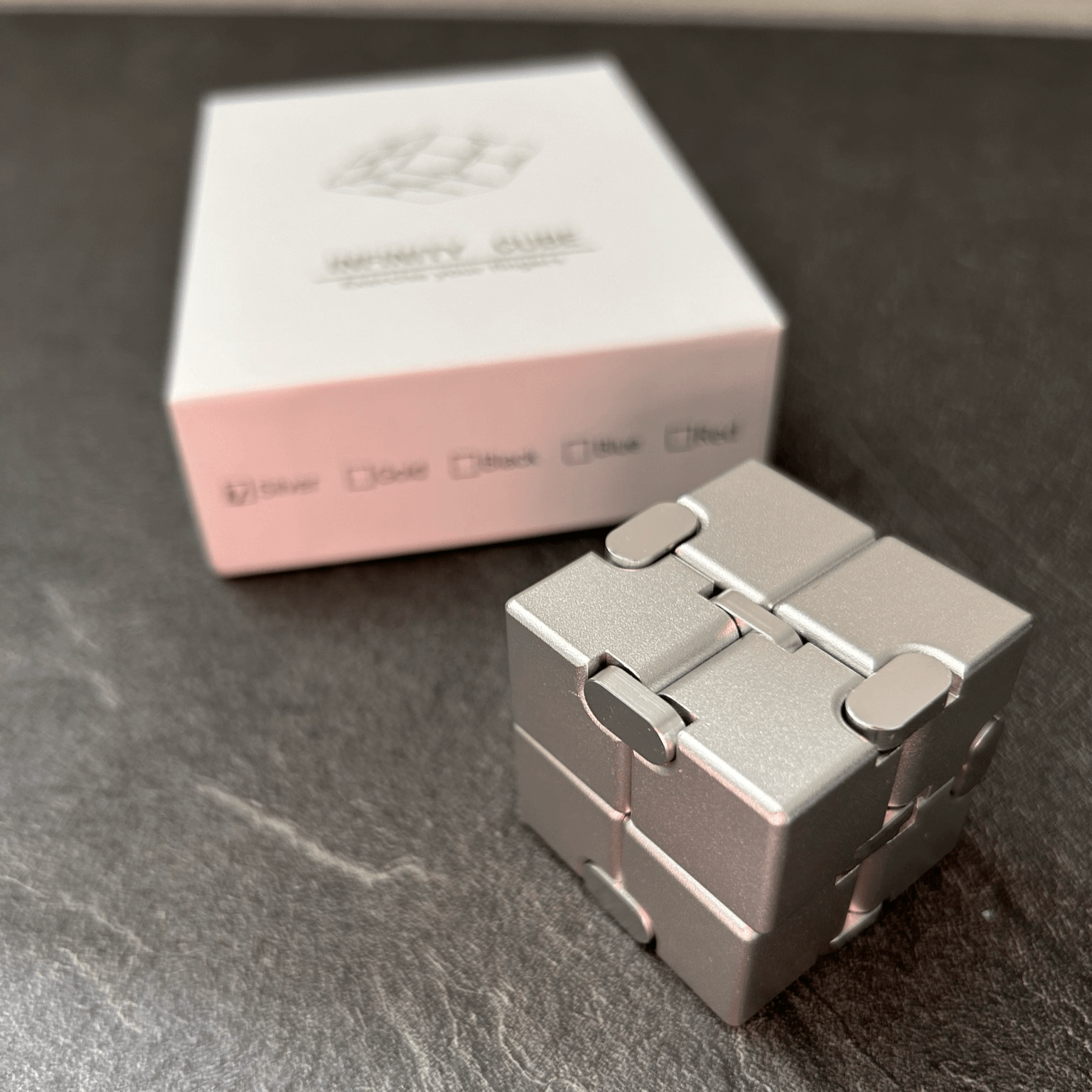 Metal Infinity Cube Silver – stilfuld fidget kube vist som samlet model
