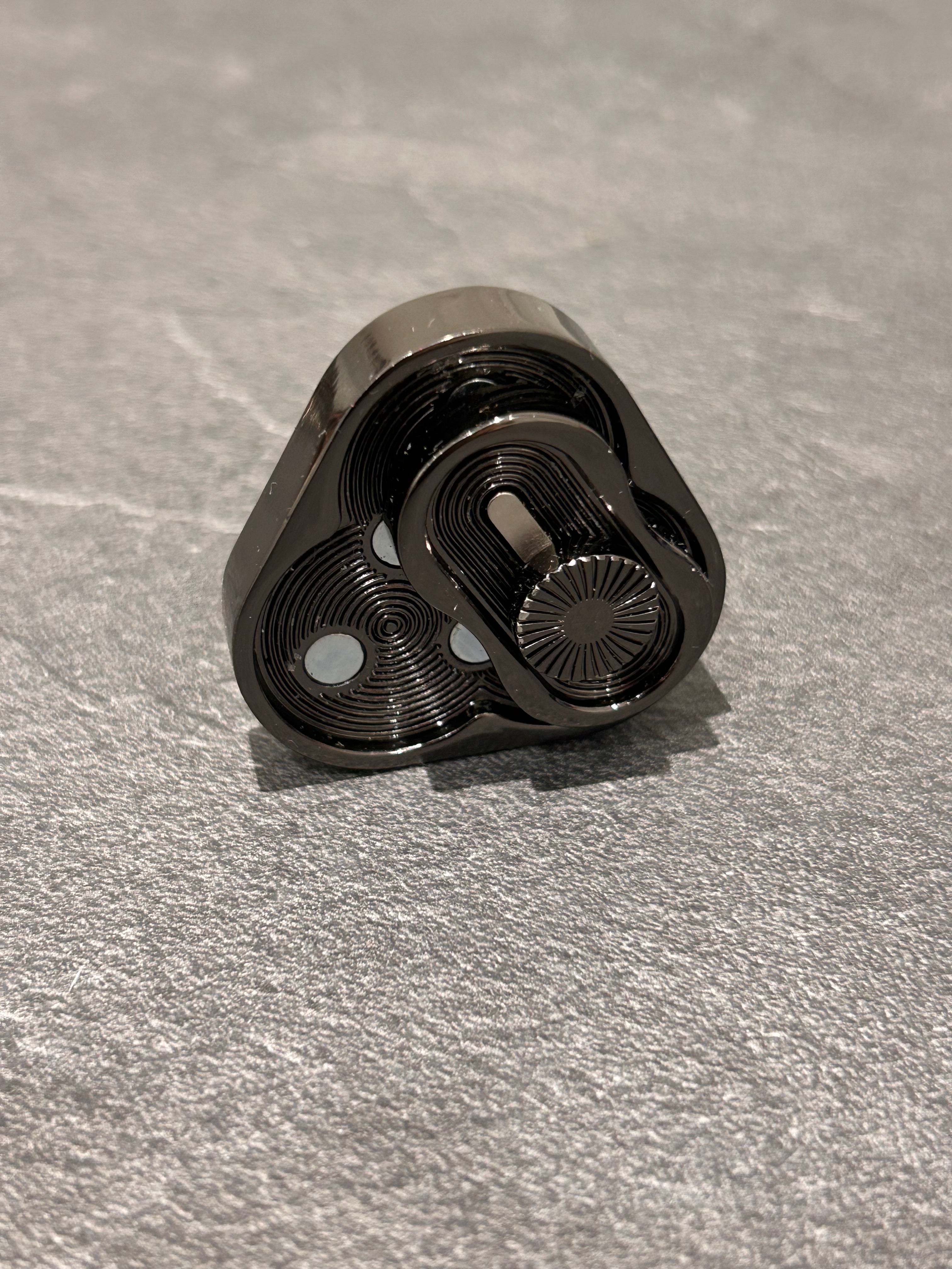 Detaljebillede af Black Metal Triangle Slider