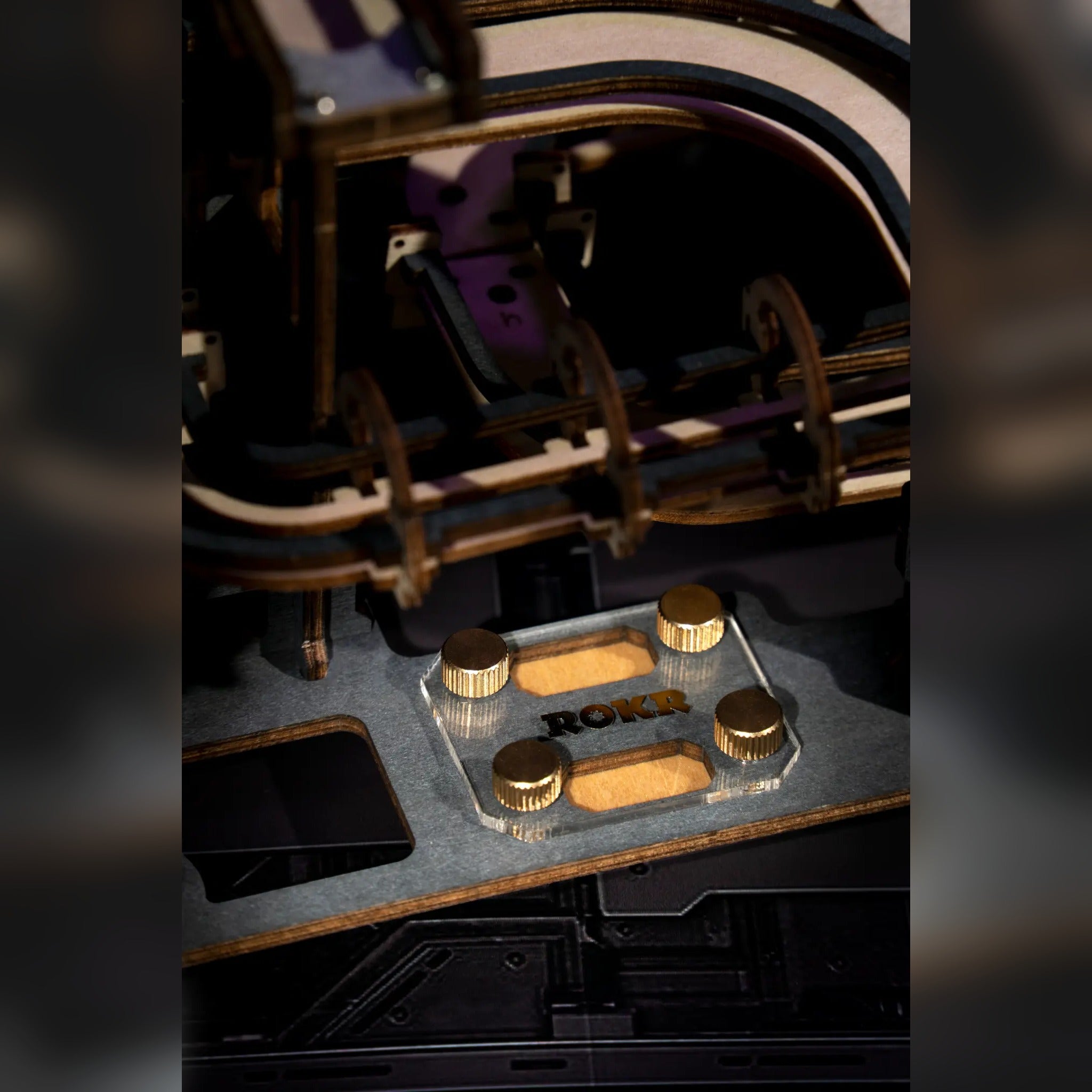 Detaljebillede af ROKR Marble Night City – Mekanisk 3D Kuglebane i Træ