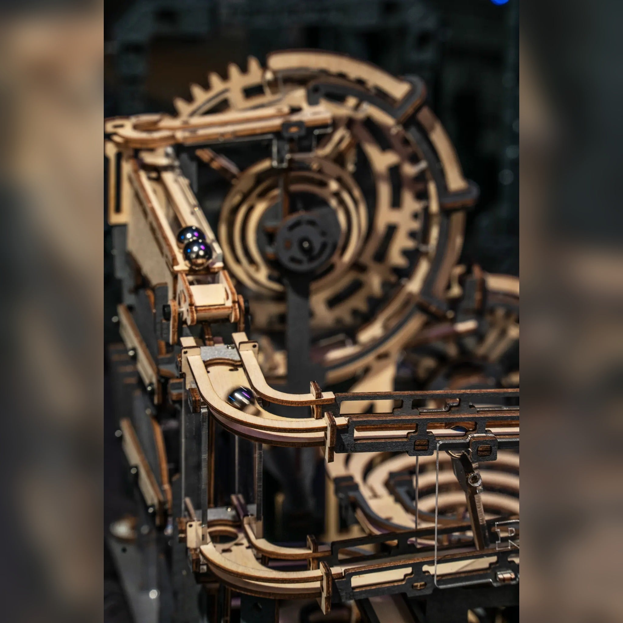 Detaljebillede af ROKR Marble Night City – Mekanisk 3D Kuglebane i Træ