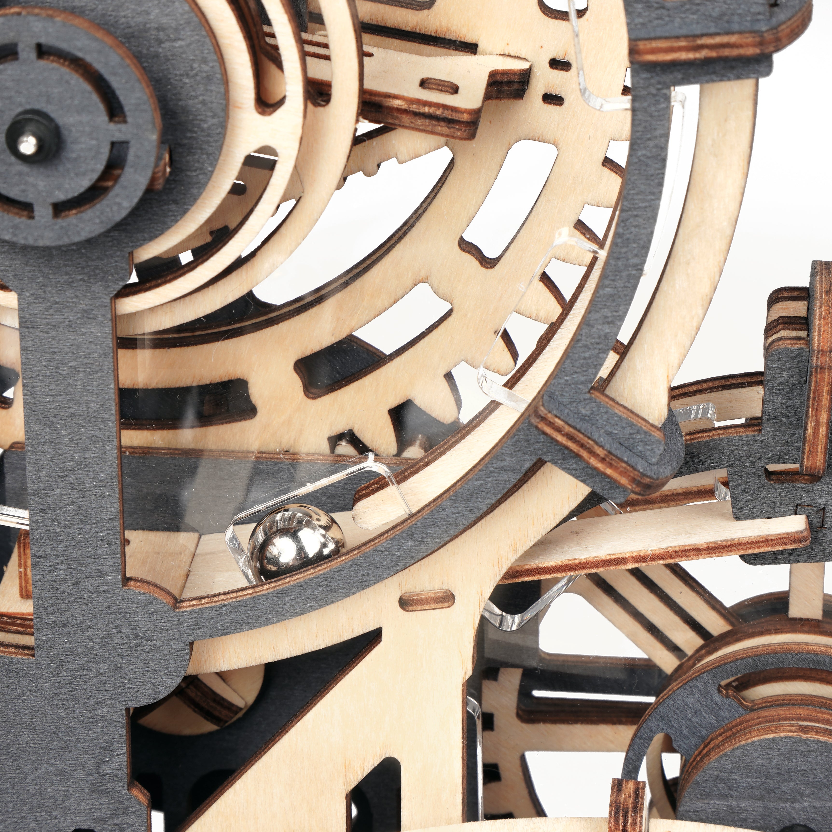 Detaljebillede af ROKR Marble Night City – Mekanisk 3D Kuglebane i Træ