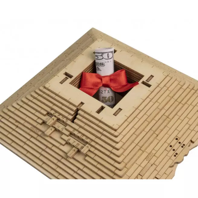 Detaljebillede af Quest Pyramid fra EscapeWelt – Escape Room in a Box