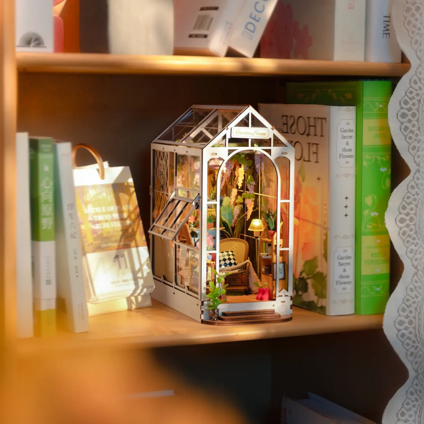 Detaljebillede af Rolife Garden House – DIY Book Nook