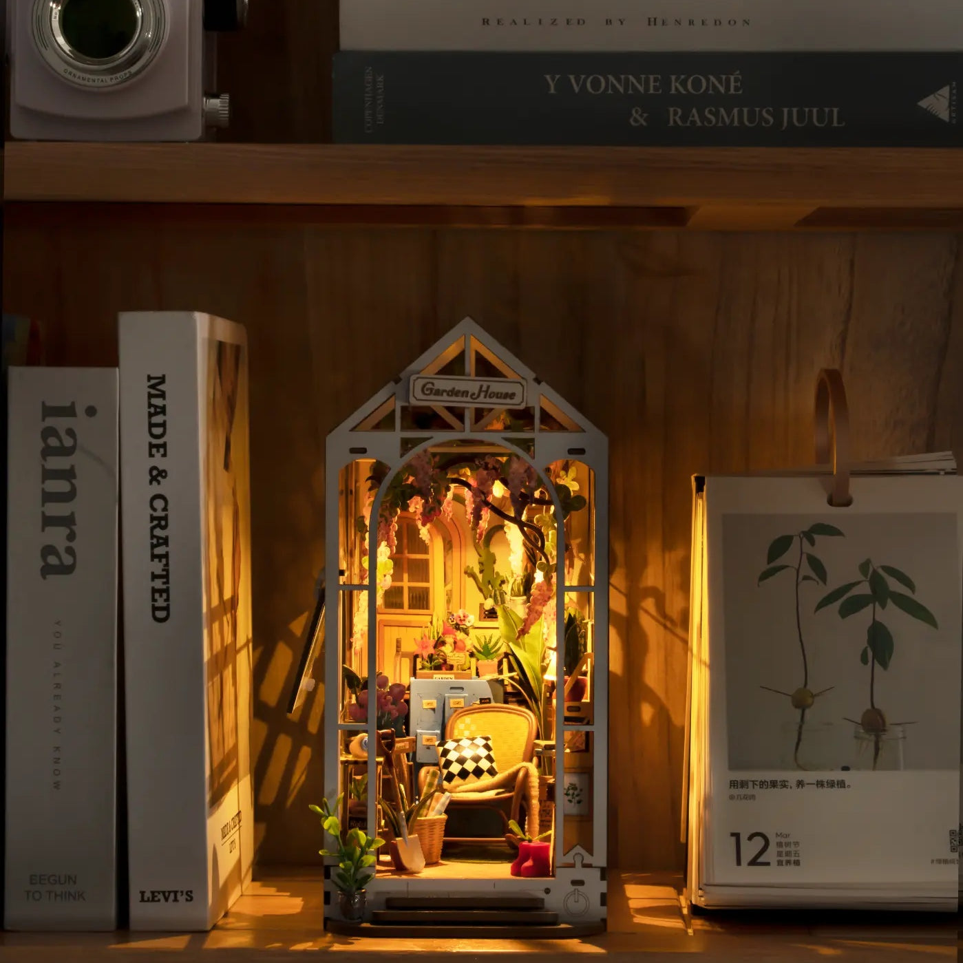 Detaljebillede af Rolife Garden House – DIY Book Nook