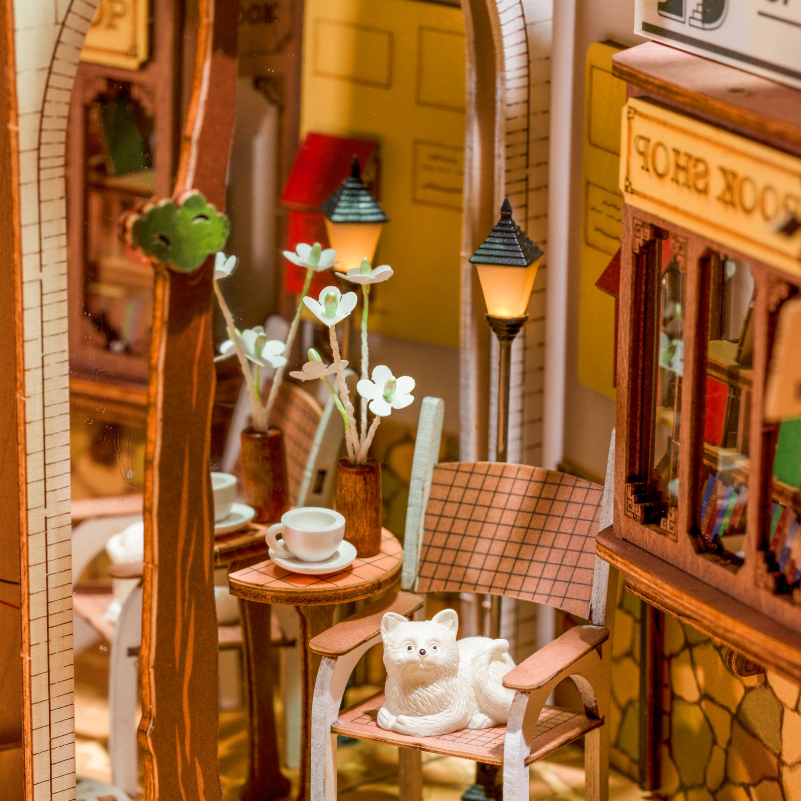 Detaljebillede af Rolife Sunshine Town – DIY Book Nook