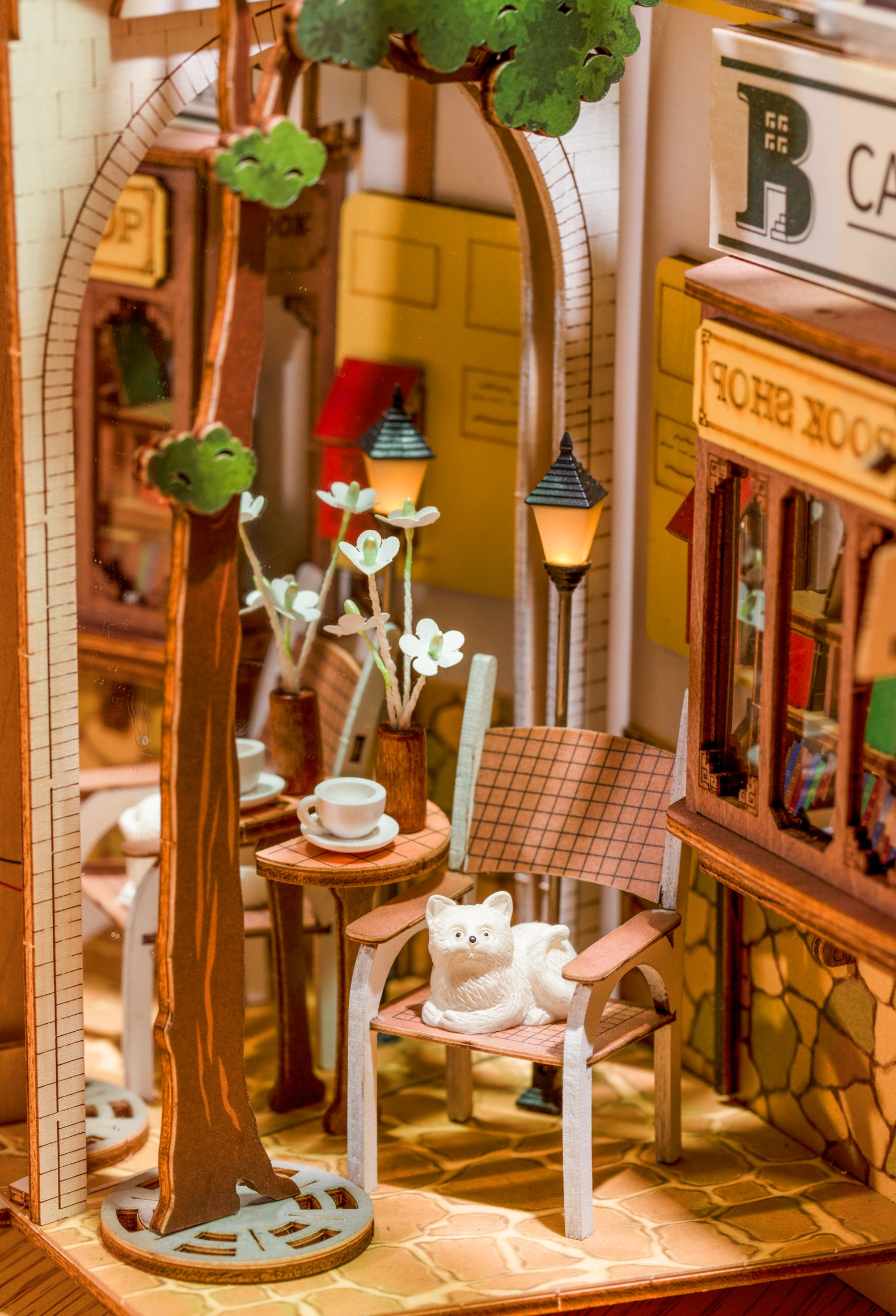 Detaljebillede af Rolife Sunshine Town – DIY Book Nook