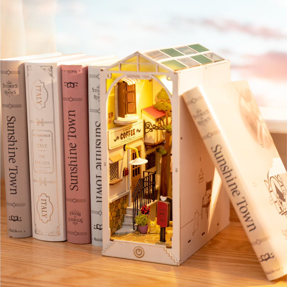 Detaljebillede af Rolife Sunshine Town – DIY Book Nook