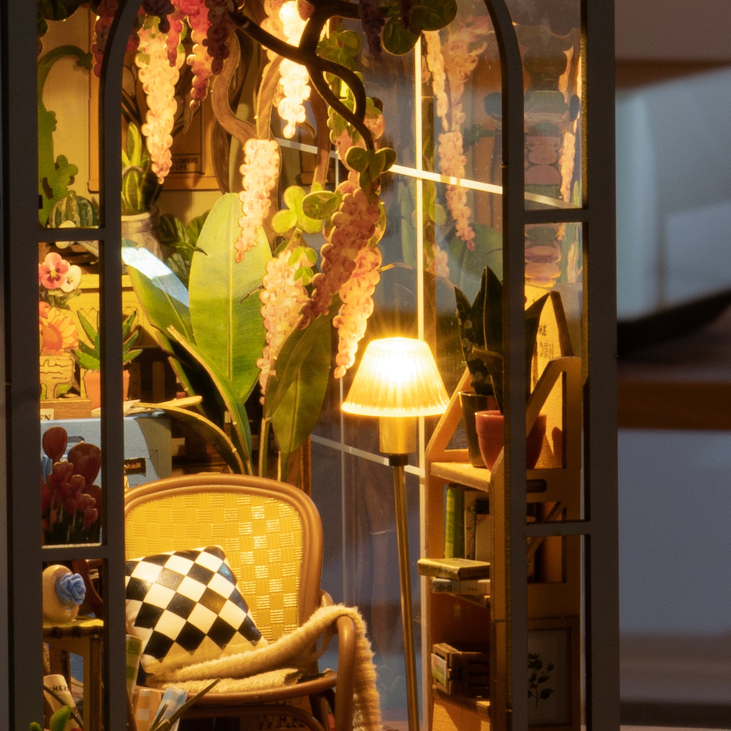Detaljebillede af Rolife Garden House – DIY Book Nook