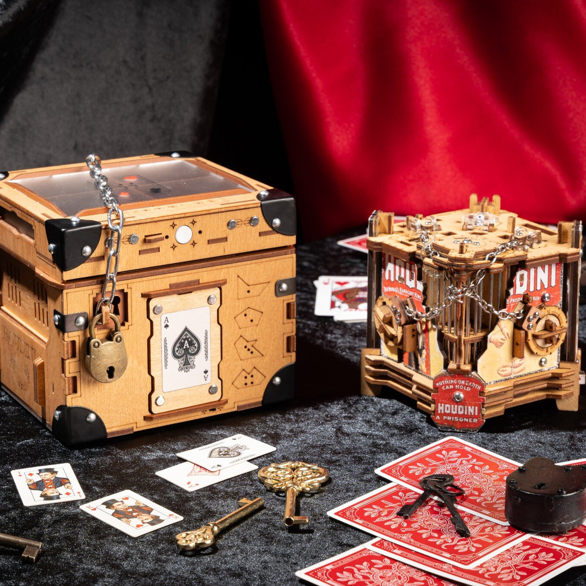 Houdini Double Escape Bundle: to træ‑puzzle‑bokse vist på bord med kæder, lås og spillekort