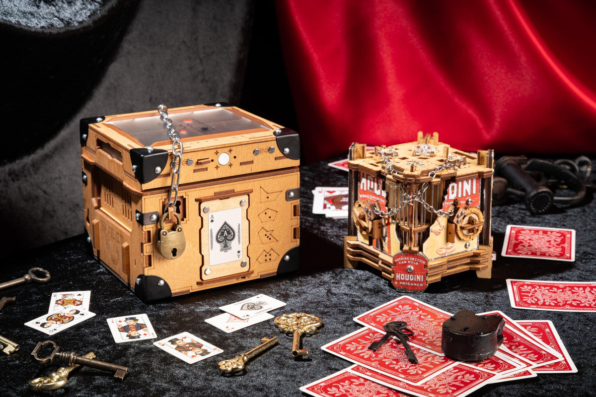 Houdini Double Escape Bundle: to træ‑puzzle‑bokse vist på bord med kæder, lås og spillekort
