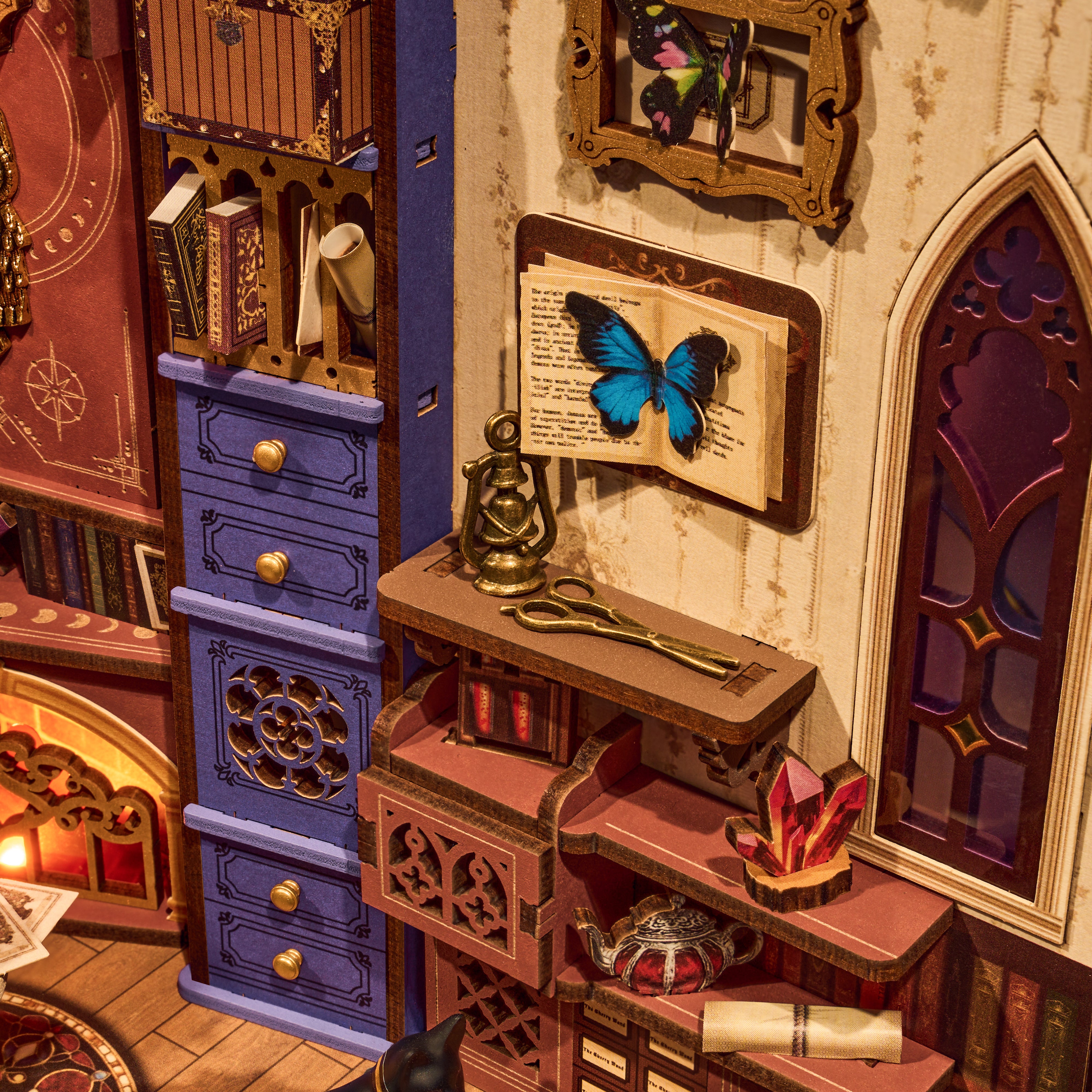Detaljebillede af Rolife Magic Fantasy Corner – DIY Book Nook