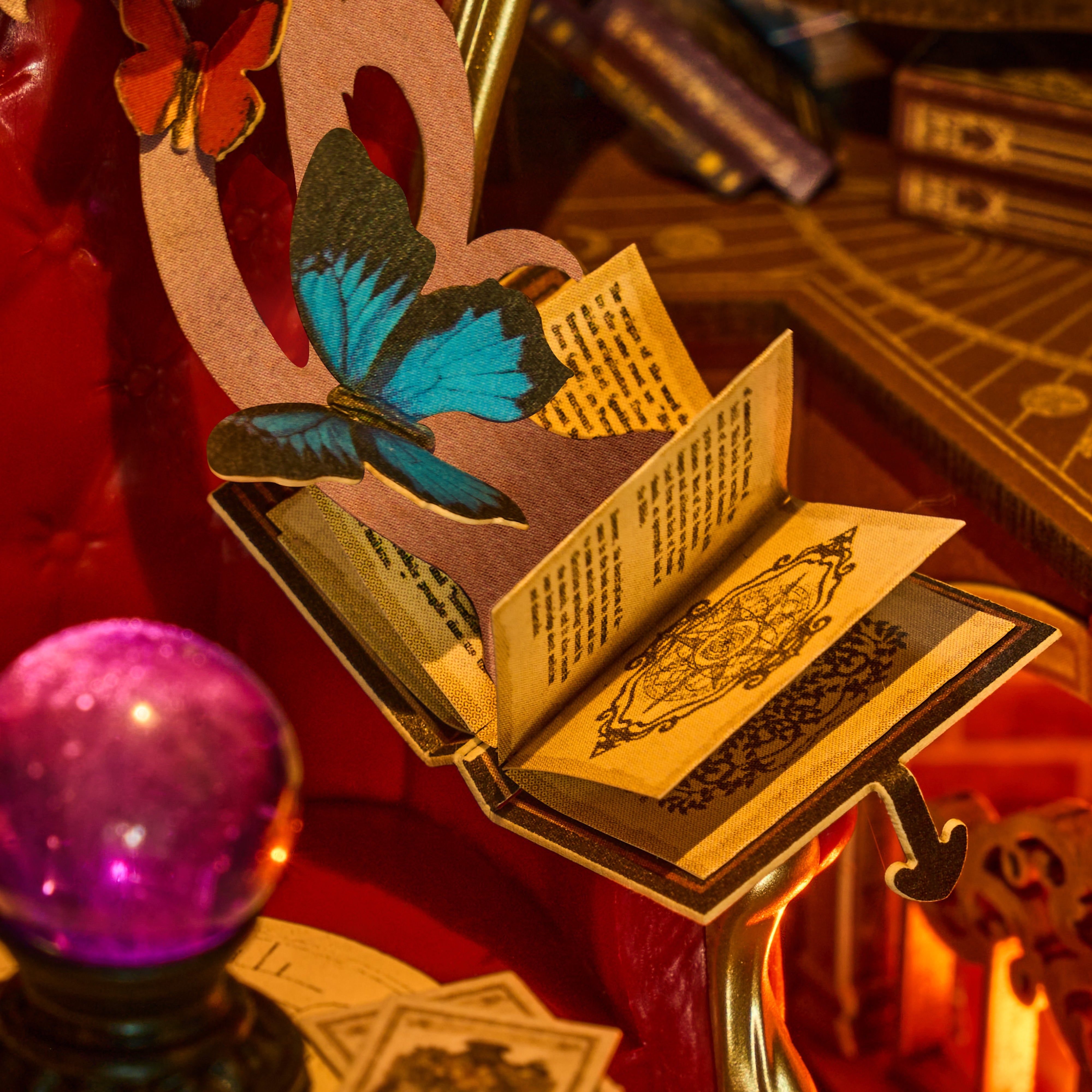 Detaljebillede af Rolife Magic Fantasy Corner – DIY Book Nook