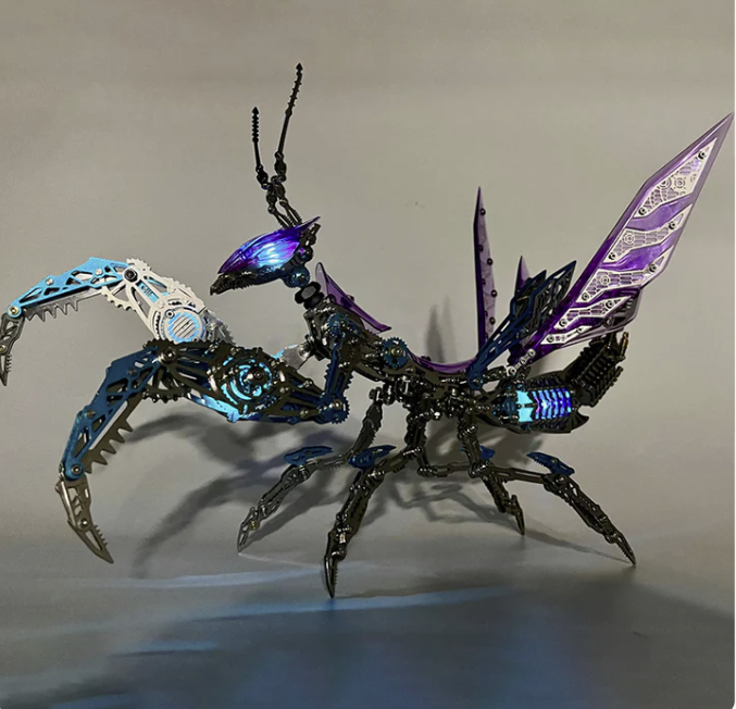 Detaljebillede af 3D Giant Praying Mantis Blue/Purple/Silver