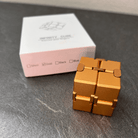 Metal Infinity Cube Gold - Stilfuld Fidget Cube vist som samlet model