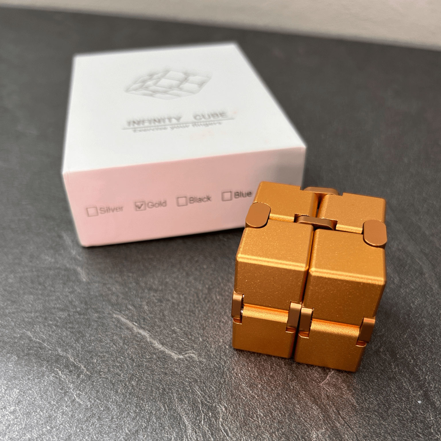 Metal Infinity Cube Gold - Stilfuld Fidget Cube vist som samlet model