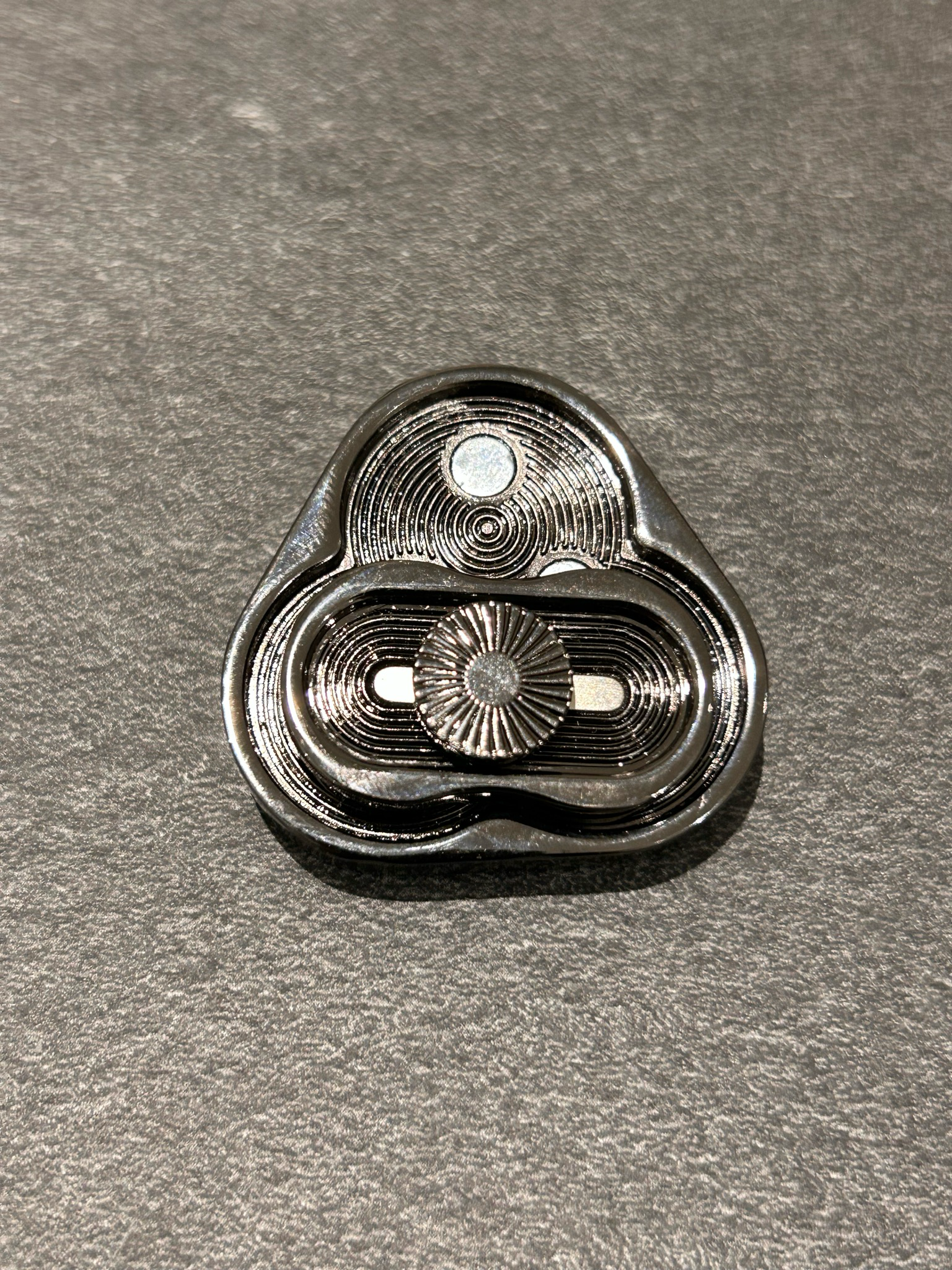 Black Metal Triangle Slider vist som samlet model