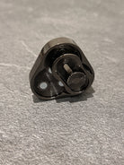 Detaljebillede af Black Metal Triangle Slider