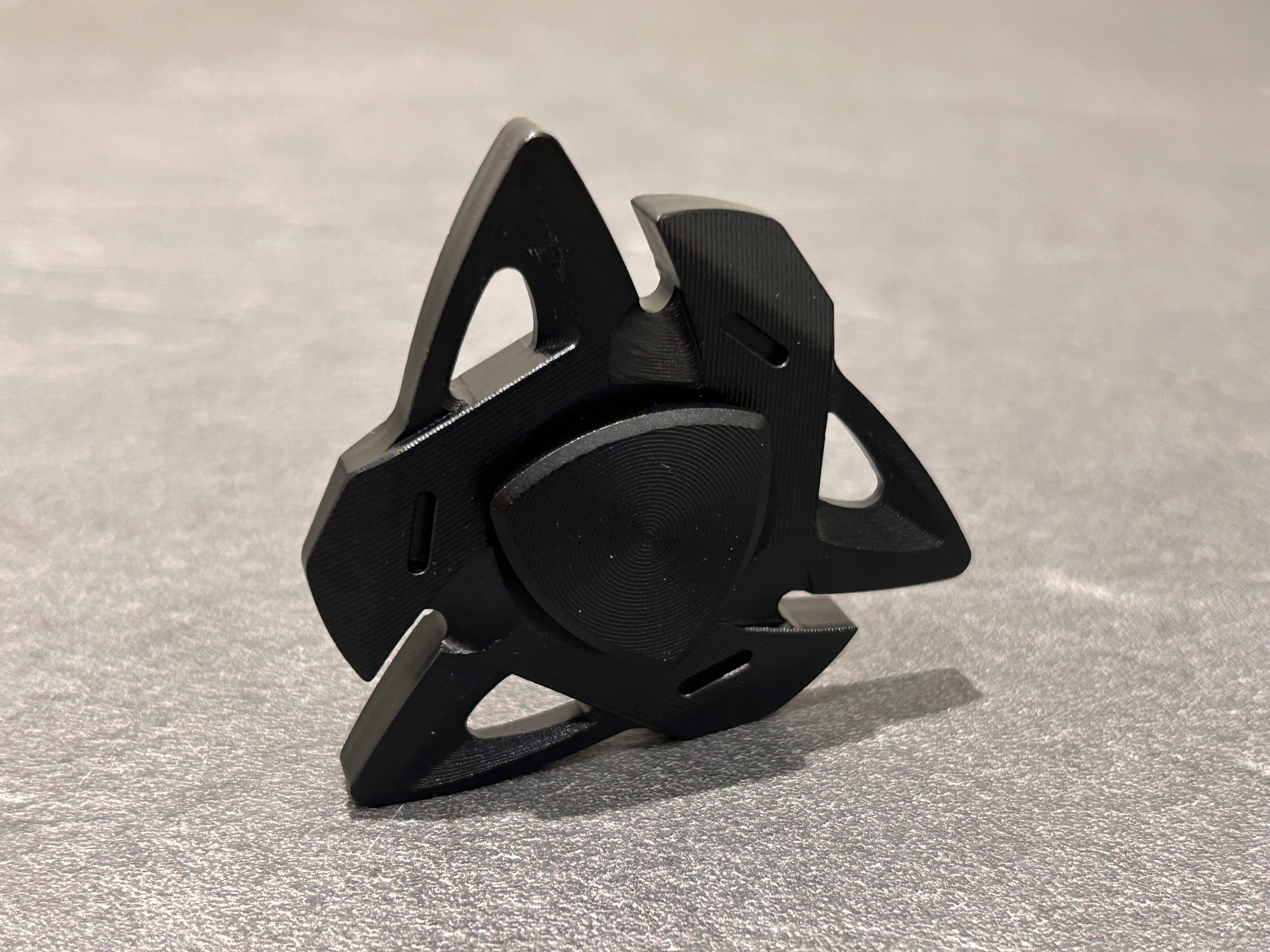 Detaljebillede af Black Metal Shark Spinner
