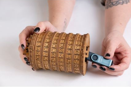 Detaljebillede af Cryptex fra EscapeWelt – Træpuslespil med kode og hemmeligt rum