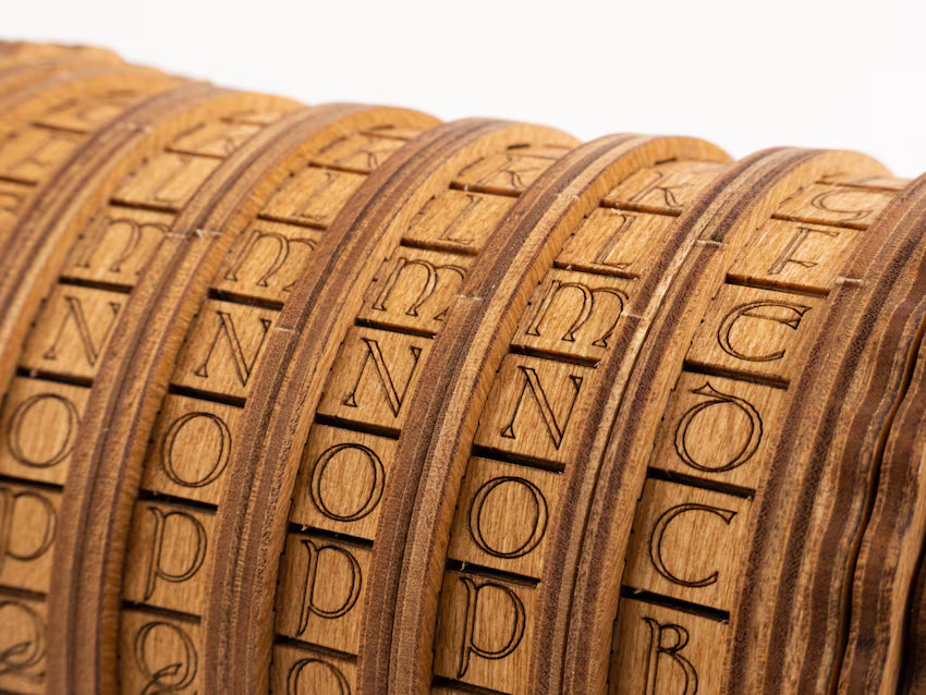 Detaljebillede af Cryptex fra EscapeWelt – Træpuslespil med kode og hemmeligt rum