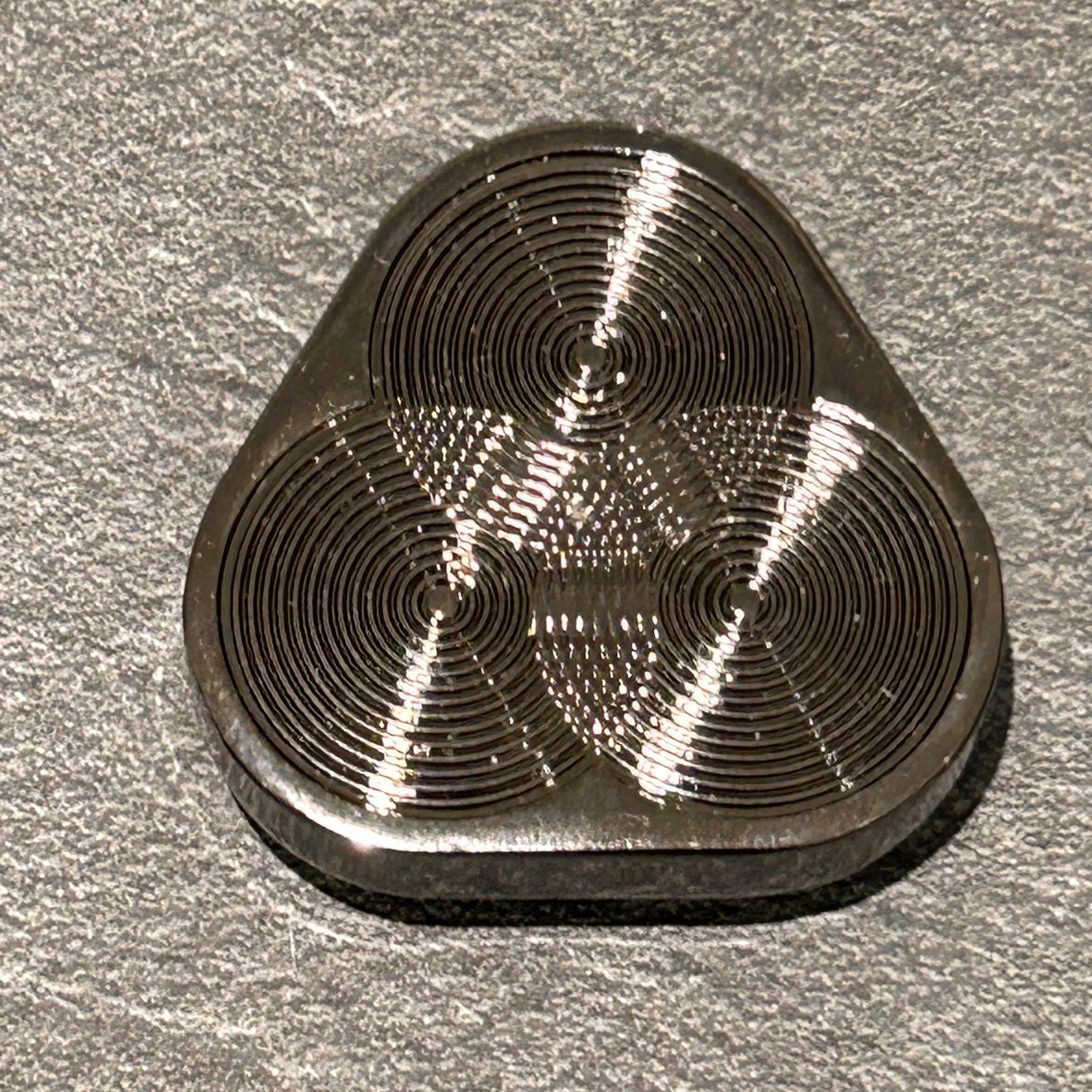 Detaljebillede af Black Metal Triangle Slider