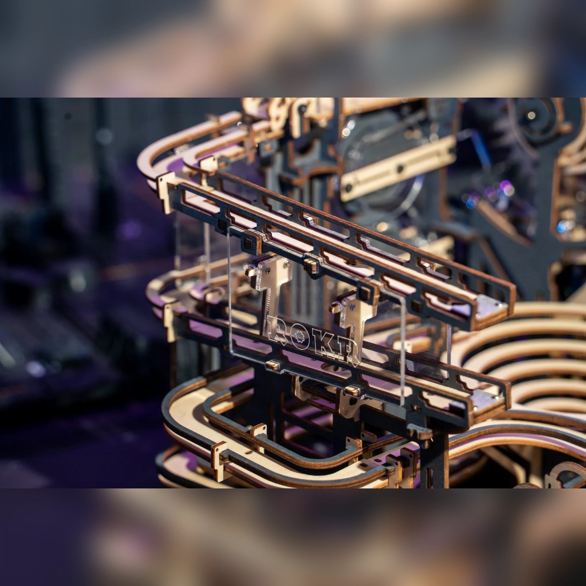 Detaljebillede af ROKR Marble Night City – Mekanisk 3D Kuglebane i Træ