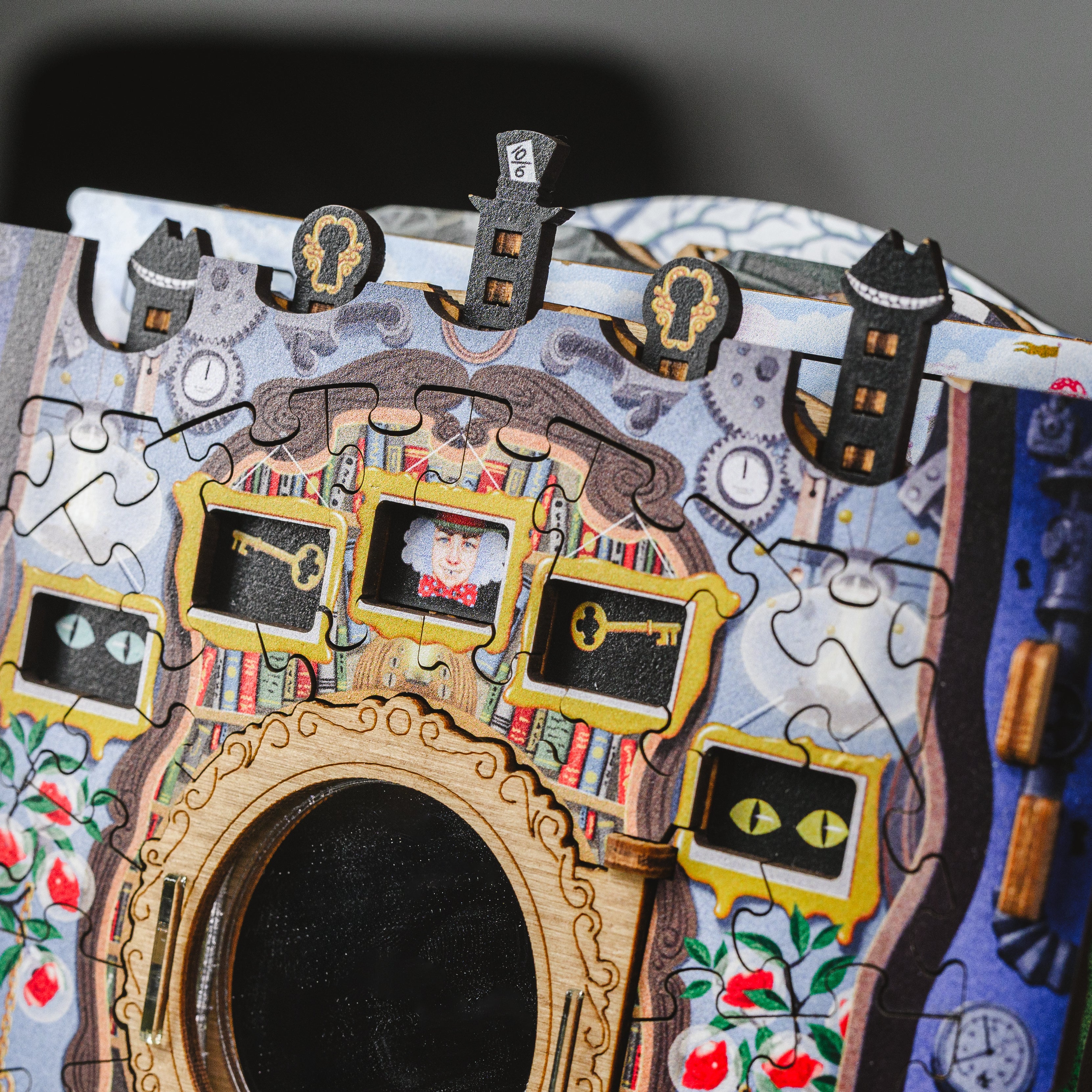Detaljebillede af Cluebox: The Wonderbox of Alice – Escape Room in a Box