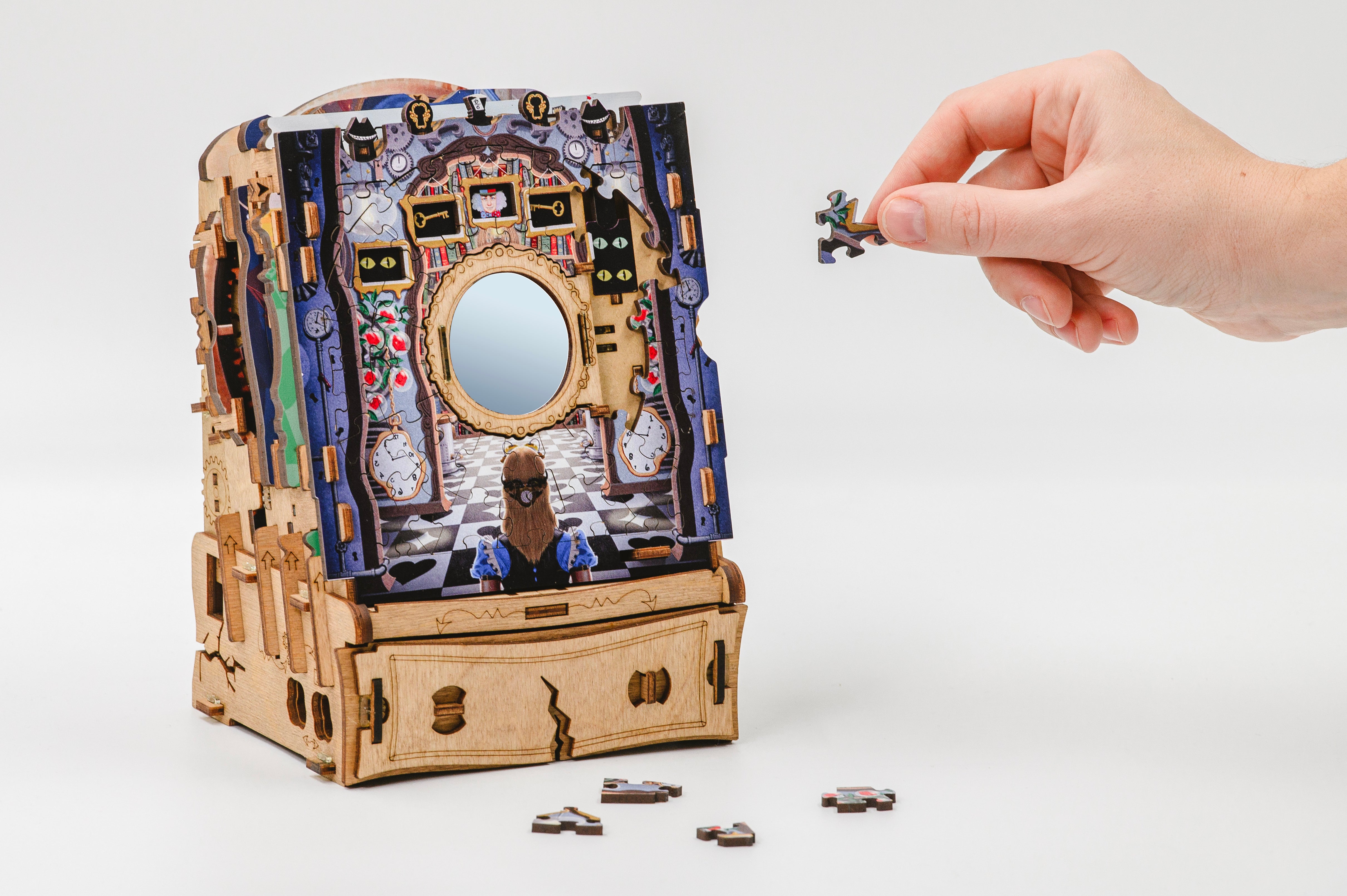 Detaljebillede af Cluebox: The Wonderbox of Alice – Escape Room in a Box