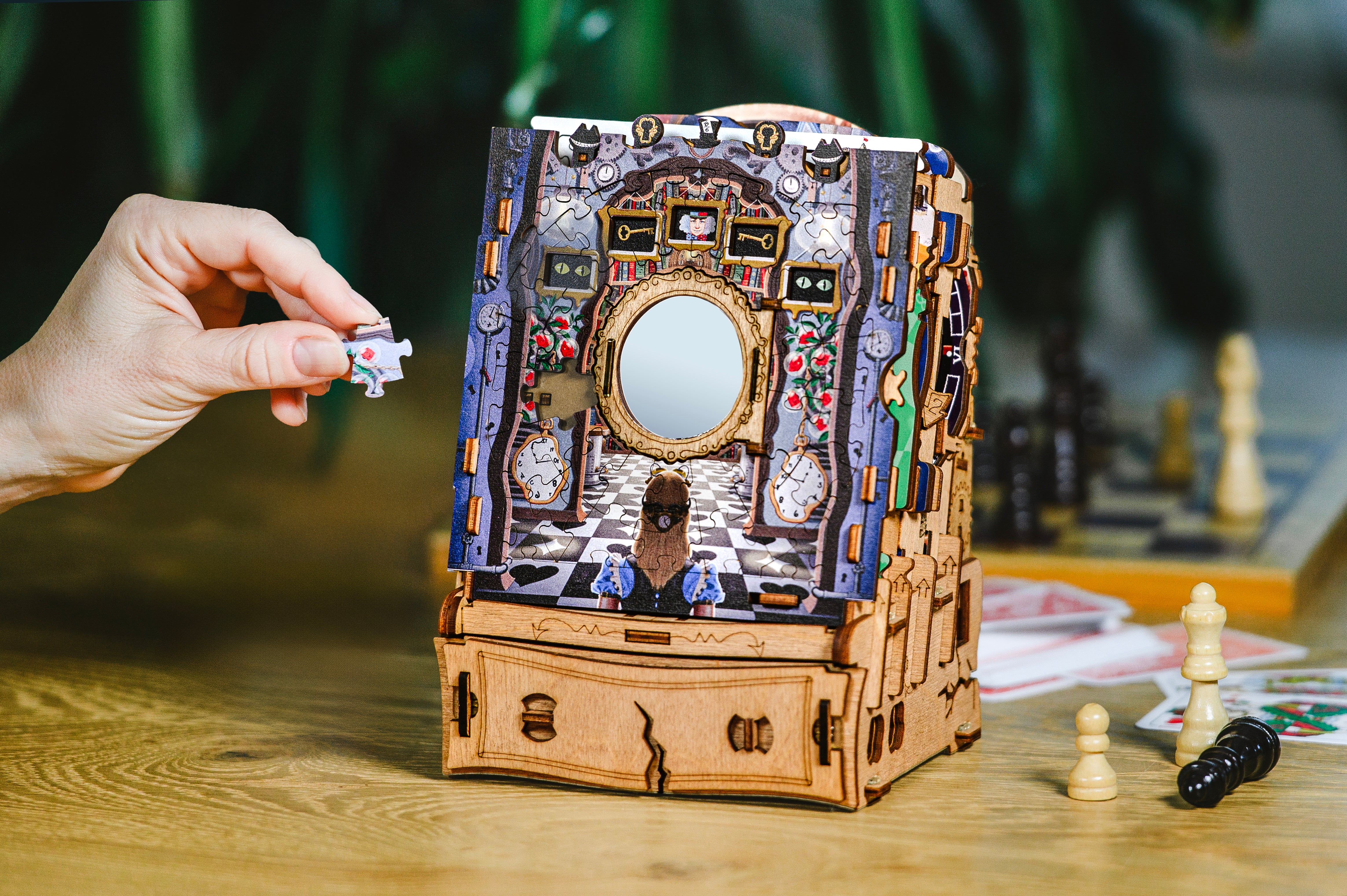 Detaljebillede af Cluebox: The Wonderbox of Alice – Escape Room in a Box