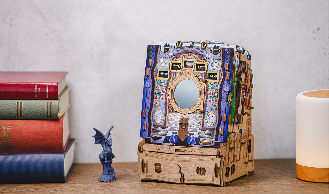 Detaljebillede af Cluebox: The Wonderbox of Alice – Escape Room in a Box