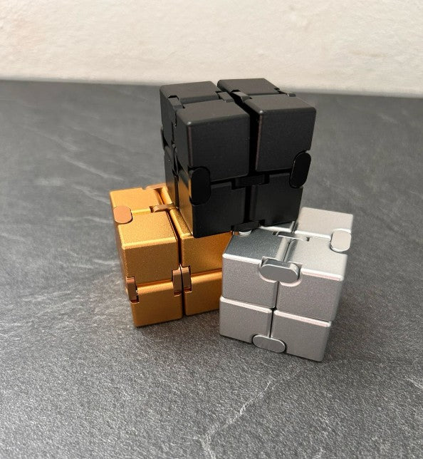 Detaljebillede af Metal Infinity Cube Black - Stilfuld Fidget Cube