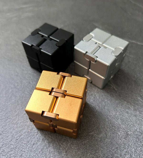 Detaljebillede af Metal Infinity Cube Black - Stilfuld Fidget Cube