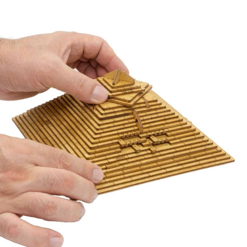 Detaljebillede af Quest Pyramid fra EscapeWelt – Escape Room in a Box