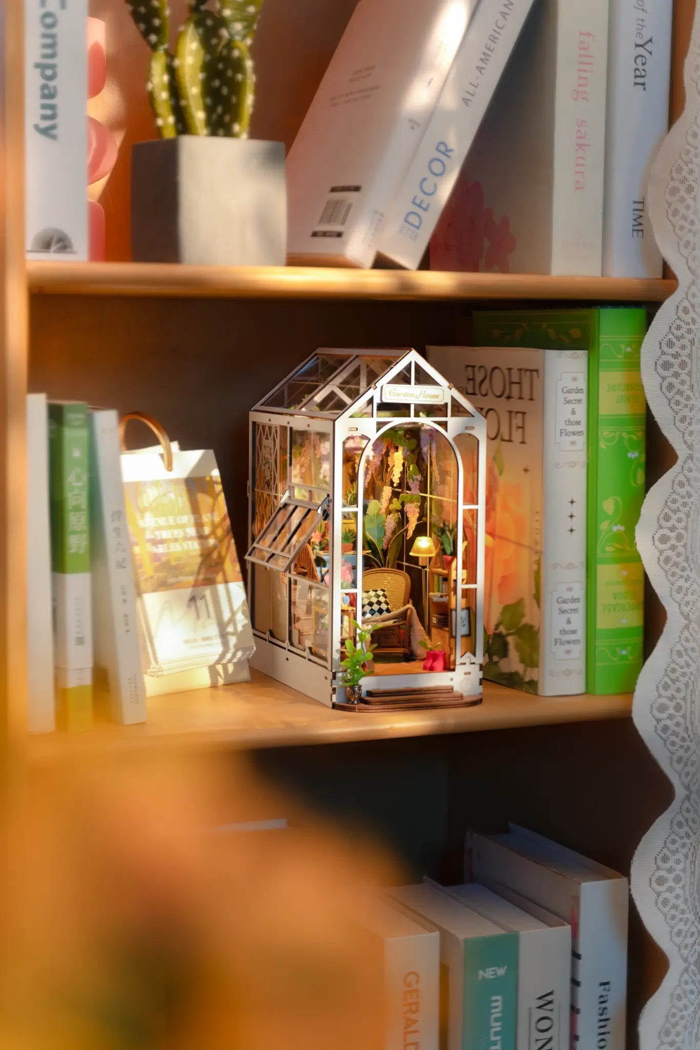 Detaljebillede af Rolife Garden House – DIY Book Nook