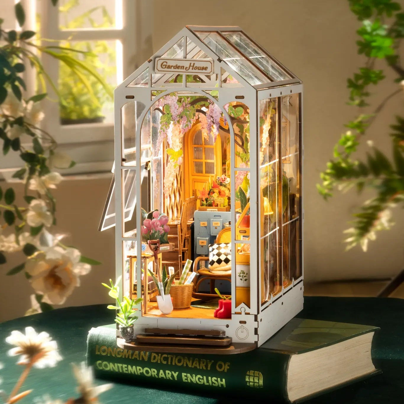 Detaljebillede af Rolife Garden House – DIY Book Nook