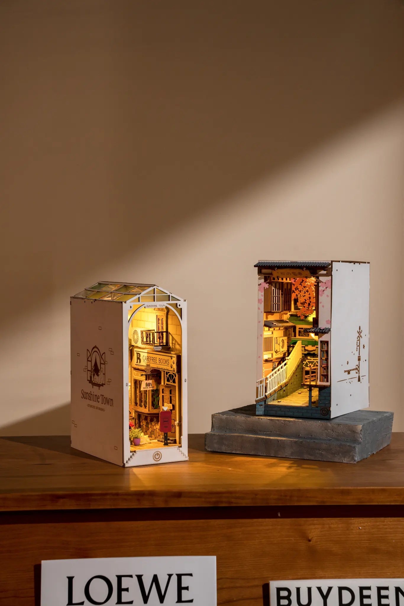 Detaljebillede af Rolife Sunshine Town – DIY Book Nook
