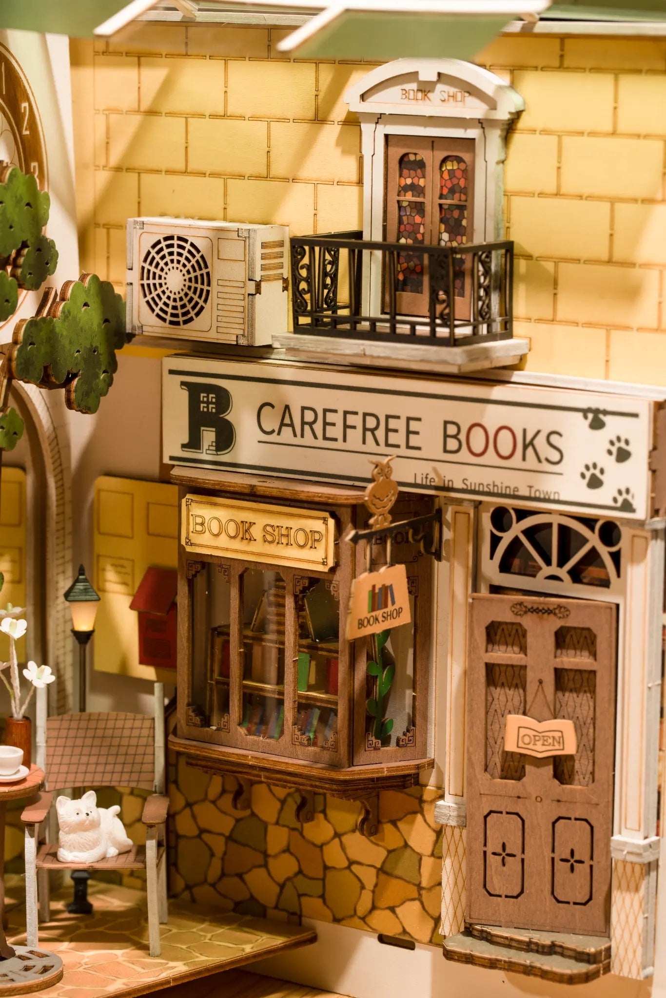 Detaljebillede af Rolife Sunshine Town – DIY Book Nook