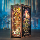 CUTEBEE Book Nook som opret skovscene med miniature hyggehjørne, svampe, sommerfugle og små lanterner
