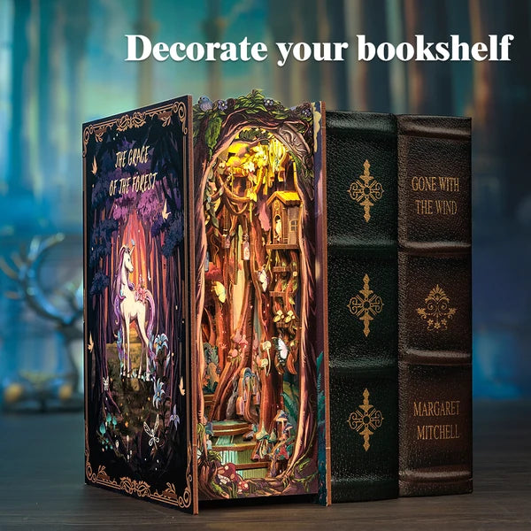Færdig CUTEBEE book nook: snitvis miniature skovinteriør med små lyskæder mellem bøger