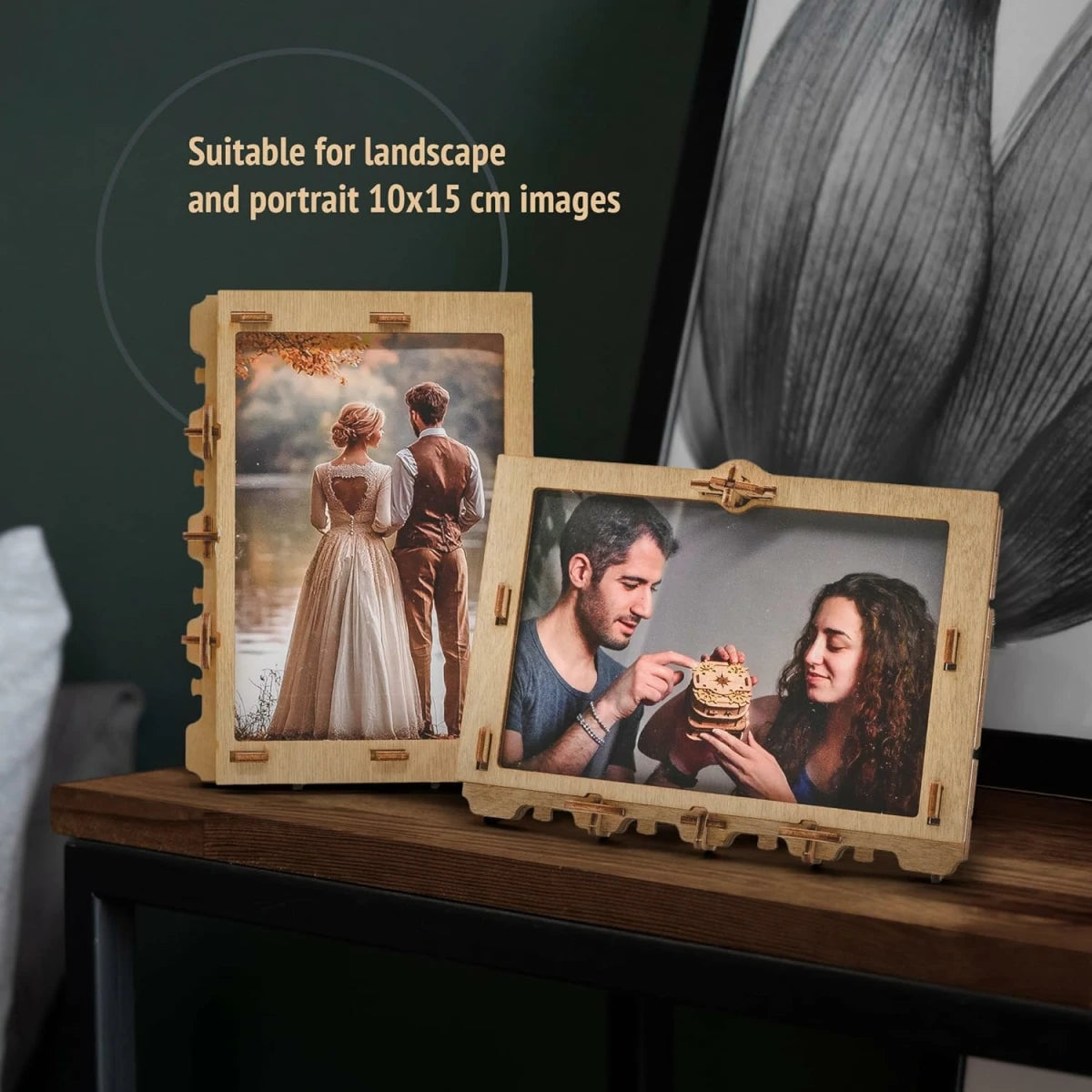 To ClueFrame-puzzleboxe i træ fungerer som billedrammer med fotos i både stående og liggende format.