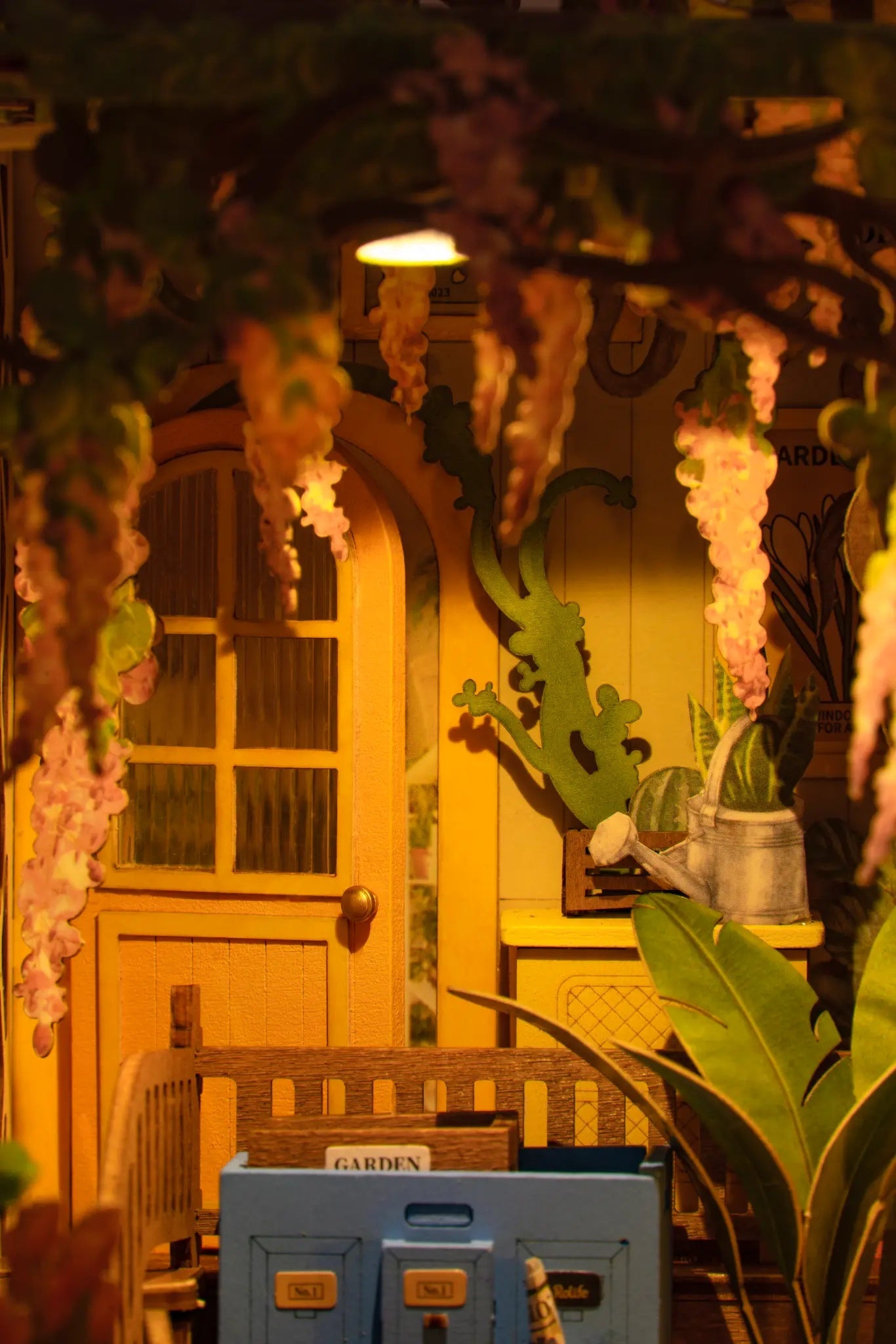 Detaljebillede af Rolife Garden House – DIY Book Nook