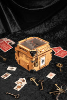 Houdini Double Escape Bundle træ-låsboks med kæde og hængelås, spillekort og nøgler på sort fløjl