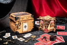Houdini Double Escape Bundle: to træ‑puzzle‑bokse vist på bord med kæder, lås og spillekort