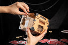 Houdini Double Escape Bundle træ-escape box holdt i hænder, toplåg med hængelås og udsmykkede metalhjørner synligt